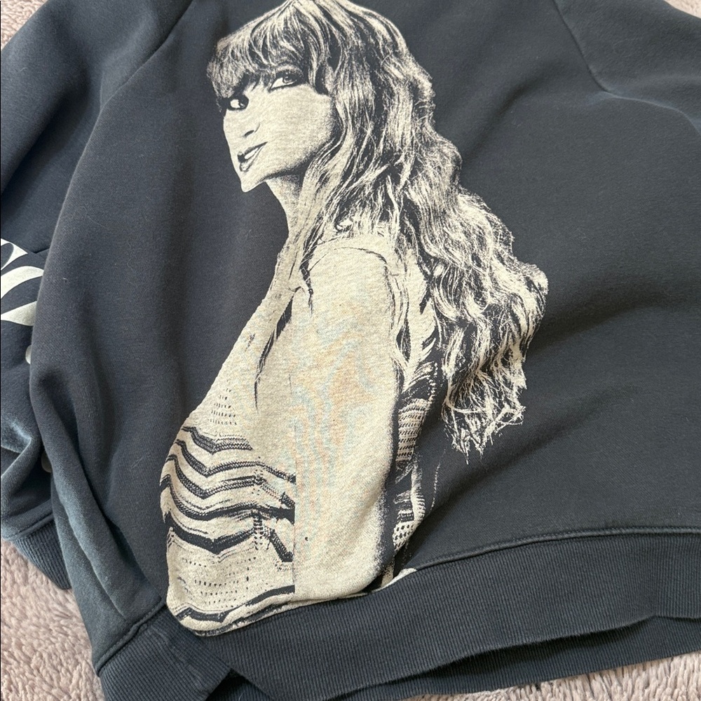 Black Taylor swift  GUC size medium hoodie - Picture 8 of 9